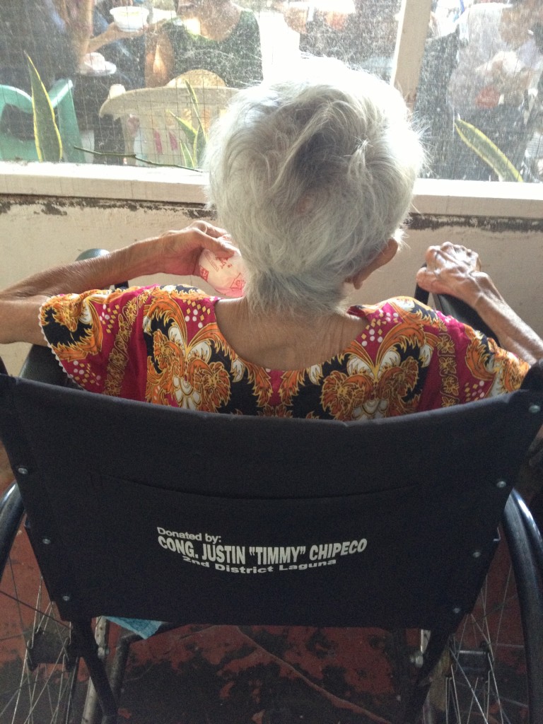 pbo-gives-love-to-the-grannies-of-bahay-ni-maria (1)