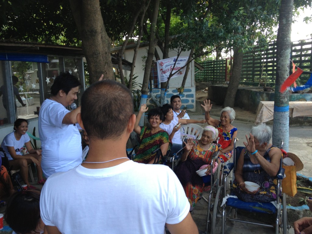 pbo-gives-love-to-the-grannies-of-bahay-ni-maria (3)