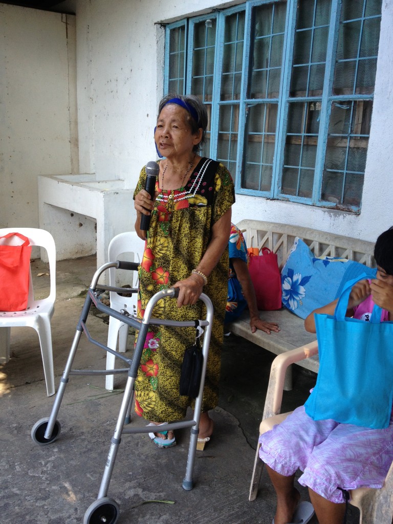 pbo-gives-love-to-the-grannies-of-bahay-ni-maria (4)