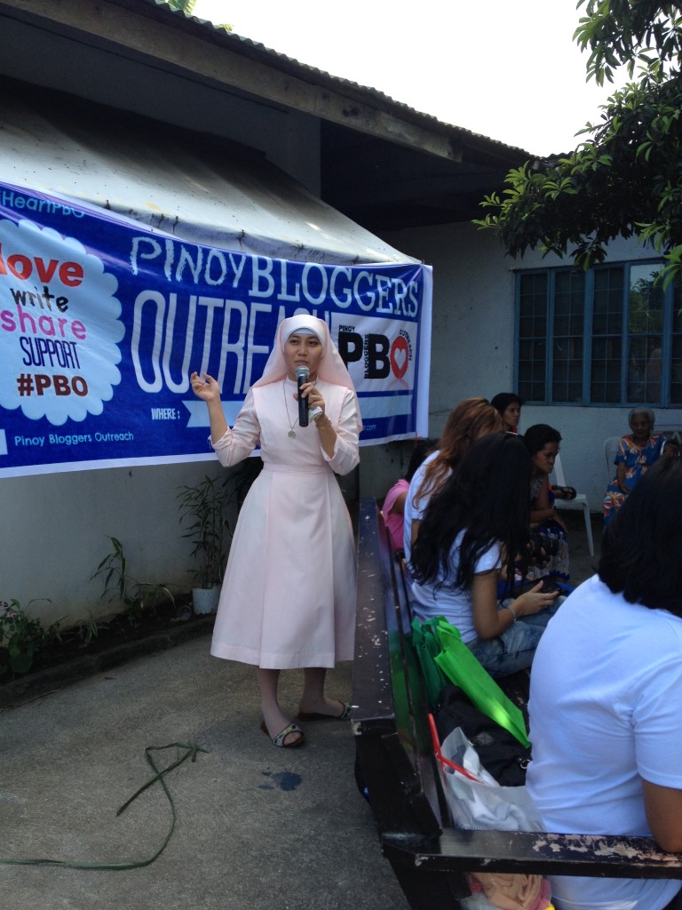 pbo-gives-love-to-the-grannies-of-bahay-ni-maria (6)