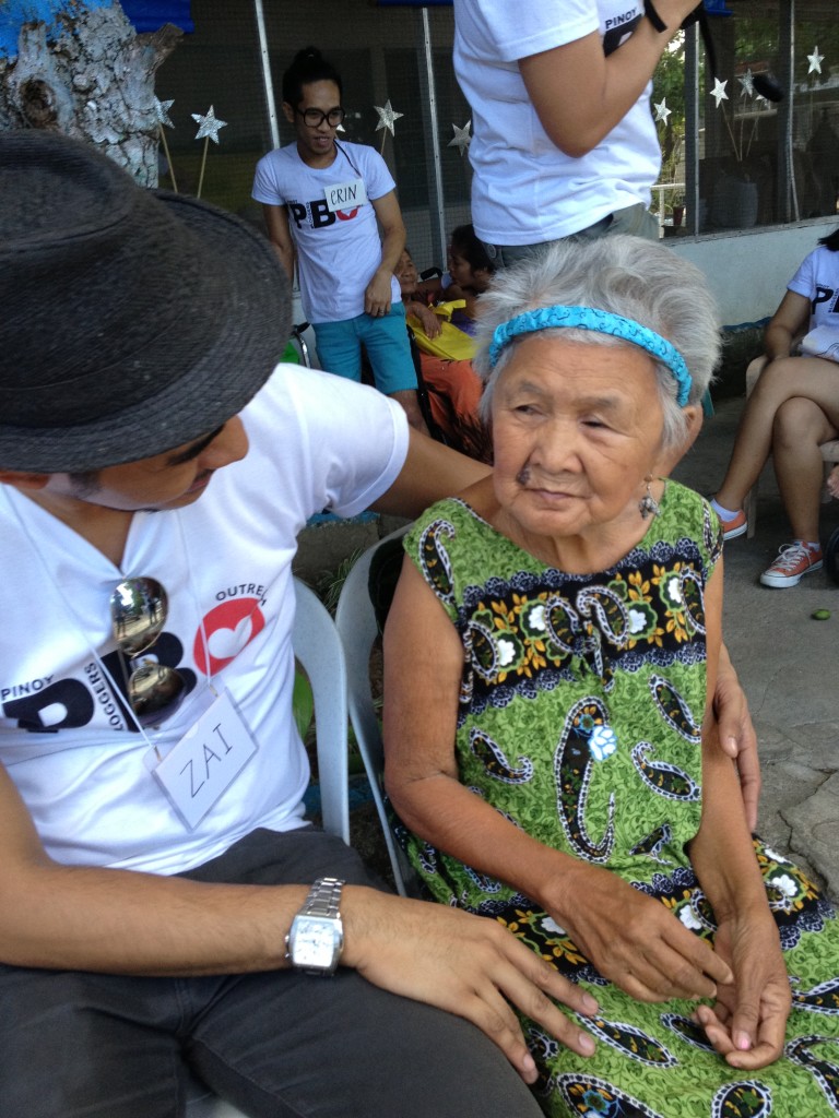 pbo-gives-love-to-the-grannies-of-bahay-ni-maria (7)