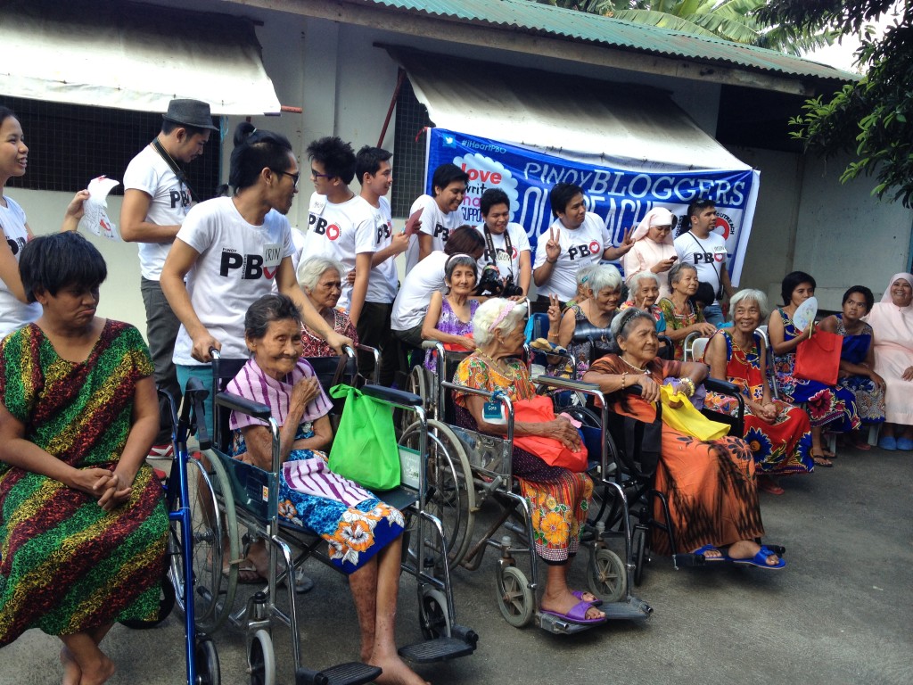 pbo-gives-love-to-the-grannies-of-bahay-ni-maria (8)