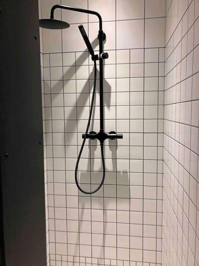 central-hostel-bordeaux-shower